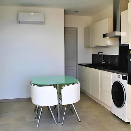 Bel Neuf, Climatise Apartment