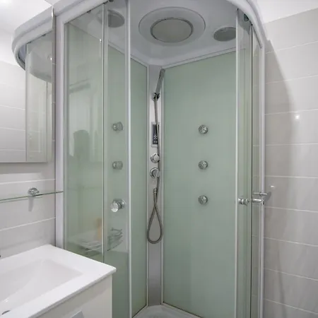 Bel Neuf, Climatise Apartment *
