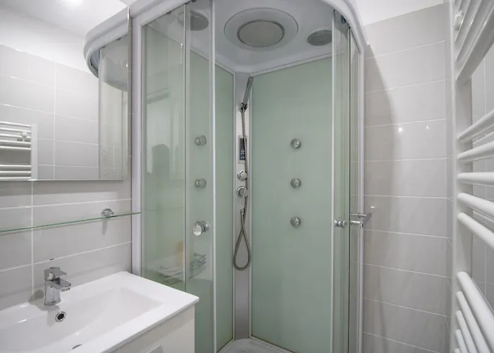 Bel Neuf, Climatise Apartment *