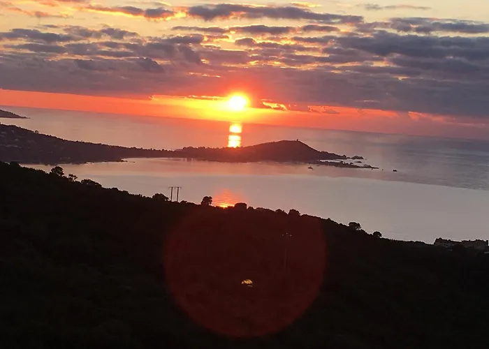 Bel Neuf, Climatise Apartment *