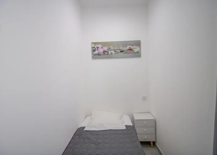 Bel Neuf, Climatise Apartment *