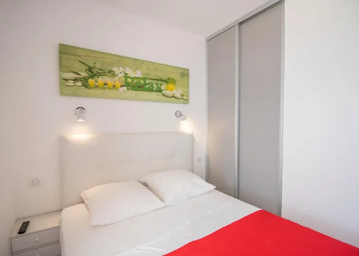 Bel Neuf, Climatise Apartment *