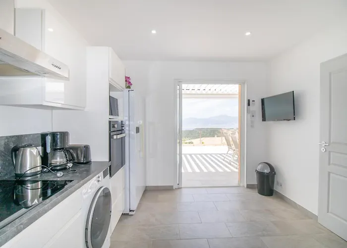 Bel Neuf, Climatise Apartment